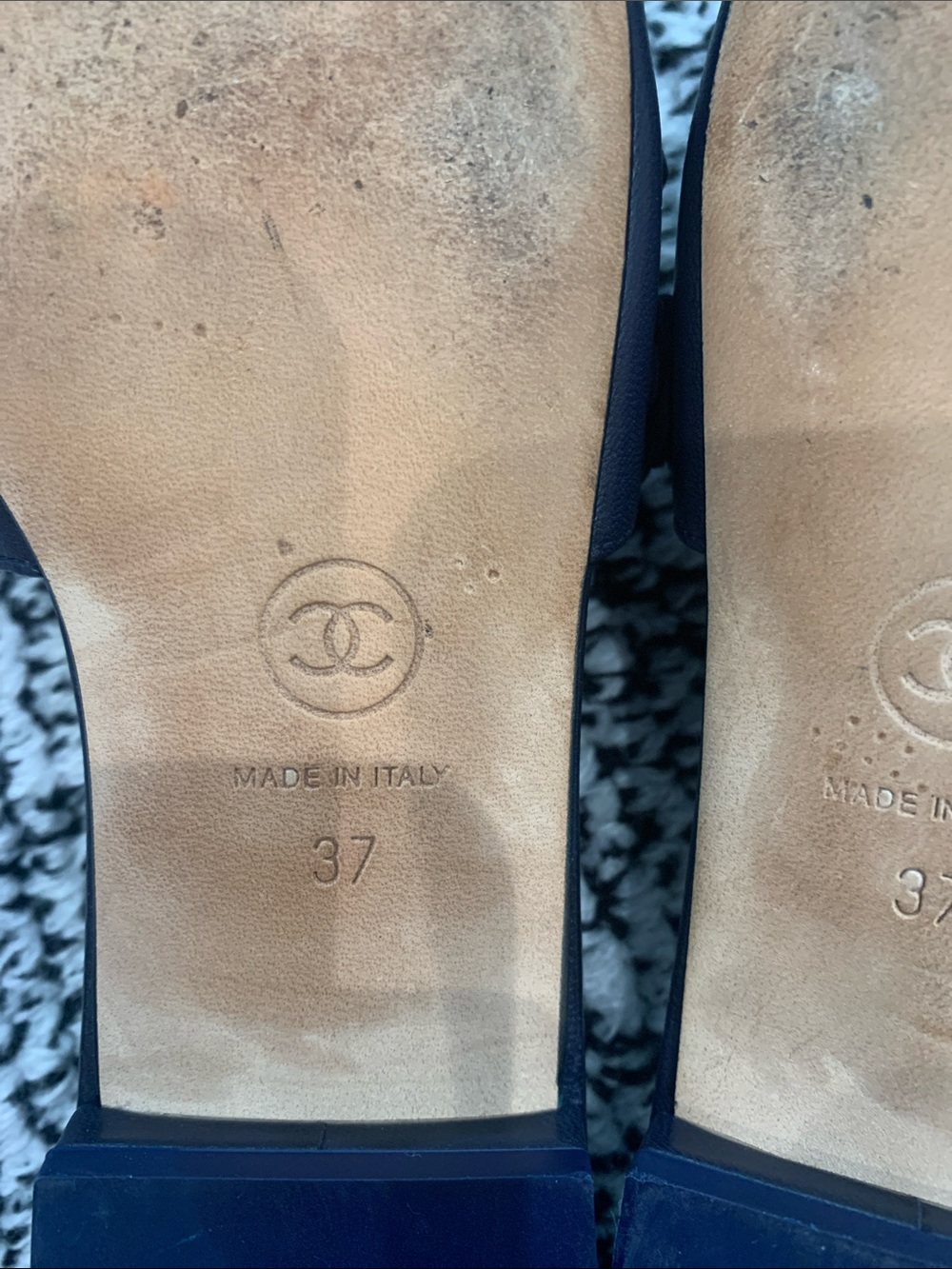 CHANEL Navy Leather Camellia-Embellished Slide Mules with Gold CC size 37 - Picture 7 of 7